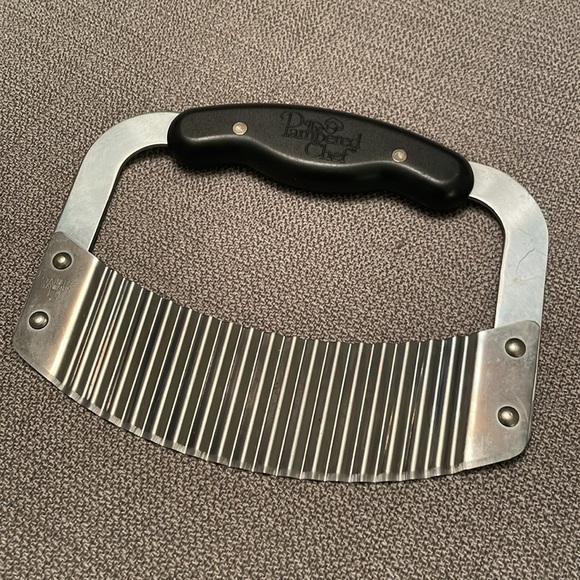 The Pampered Chef CRINKLE CUTTER with Plastic Guard & Original Product Card - Picture 4 of 9